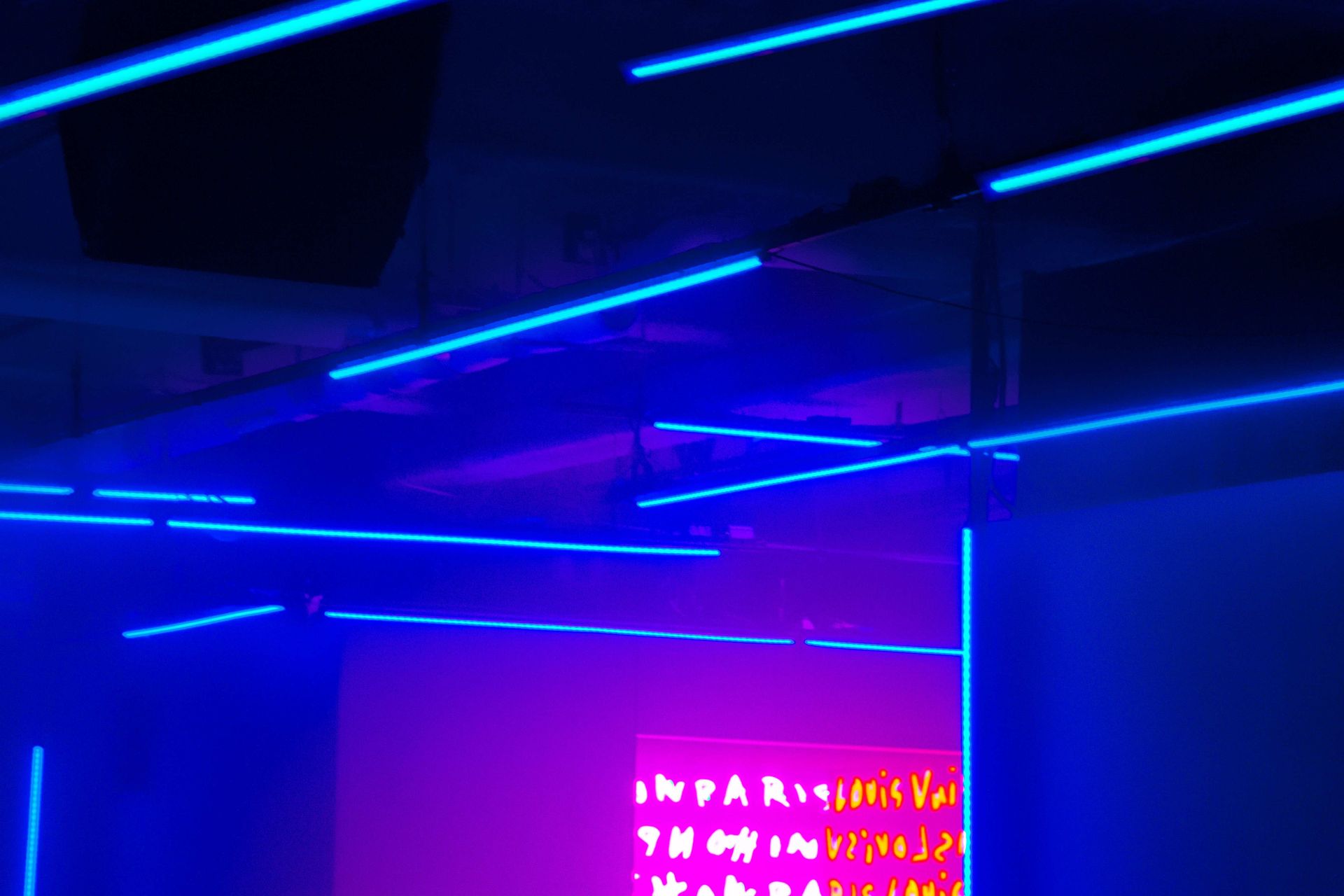 LOUIS VUITTON | Gallery Image